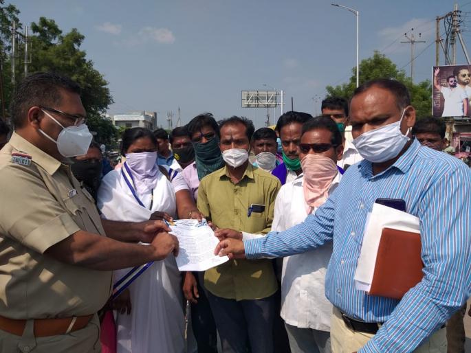 The repercussions of the statue desecration case on Mars; Road blockade of All India Panther Sena | पुतळा विटंबना प्रकरणाचे मंगळवेढ्यात पडसाद; आॅल इंडिया पँथर सेनेचे रस्ता रोको आंदोलन  The repercussions of the statue desecration case on Mars; Road blockade of All India Panther Sena | पुतळा विटंबना प्रकरणाचे मंगळवेढ्यात पडसाद; आॅल इंडिया पँथर सेनेचे रस्ता रोको आंदोलन