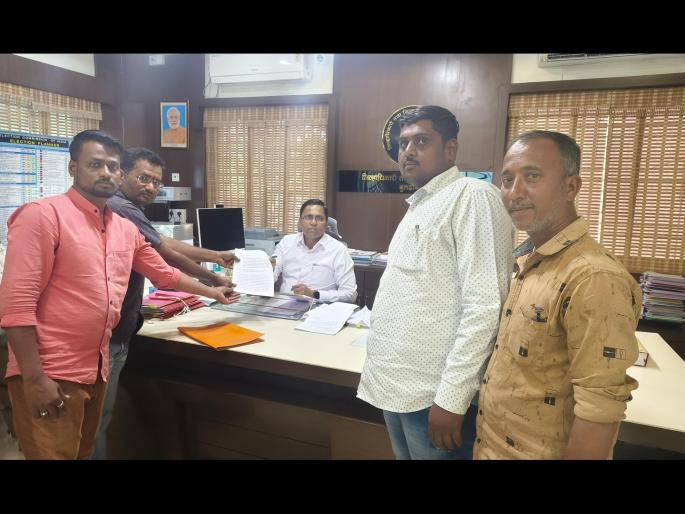 Start closed bell trains in Khamgaon, MNS statement to Collector | खामगावातील बंद घंटागाड्या सुरू करा, मनसेचे जिल्हाधिकाऱ्यांना निवेदन Start closed bell trains in Khamgaon, MNS statement to Collector | खामगावातील बंद घंटागाड्या सुरू करा, मनसेचे जिल्हाधिकाऱ्यांना निवेदन