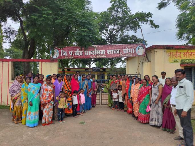 The school was locked by angry parents following the teacher's demand | शिक्षकाच्या मागणीला घेवून संतप्त पालकांनी ठोकले शाळेला कुलूप