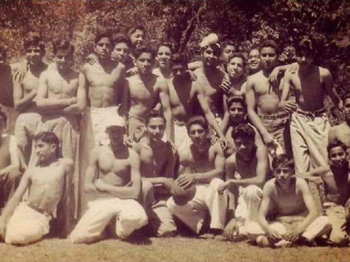 amitabh bachchan share 62 years old college picture | कौन है छोटा पतला डॉन? ६२ वर्षांपूर्वीच्या या फोटोतील अमिताभ बच्चन यांना ओळखा पाहू? amitabh bachchan share 62 years old college picture | कौन है छोटा पतला डॉन? ६२ वर्षांपूर्वीच्या या फोटोतील अमिताभ बच्चन यांना ओळखा पाहू?