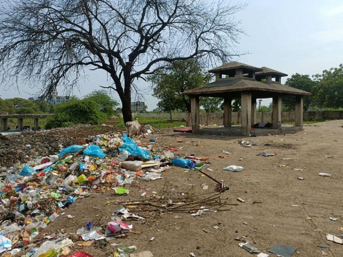 Dumping of garbage at Pipla Dhan Ghat itself, neglect of administration | पिपळा दहण घाटावरच कचरा डम्पिंग, प्रशासनाचे दुर्लक्ष Dumping of garbage at Pipla Dhan Ghat itself, neglect of administration | पिपळा दहण घाटावरच कचरा डम्पिंग, प्रशासनाचे दुर्लक्ष