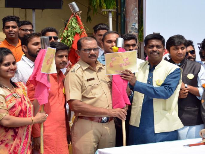 youth in traffic awareness | तरुणांनी उभारली सुरक्षित वाहतूकीची गुढी youth in traffic awareness | तरुणांनी उभारली सुरक्षित वाहतूकीची गुढी