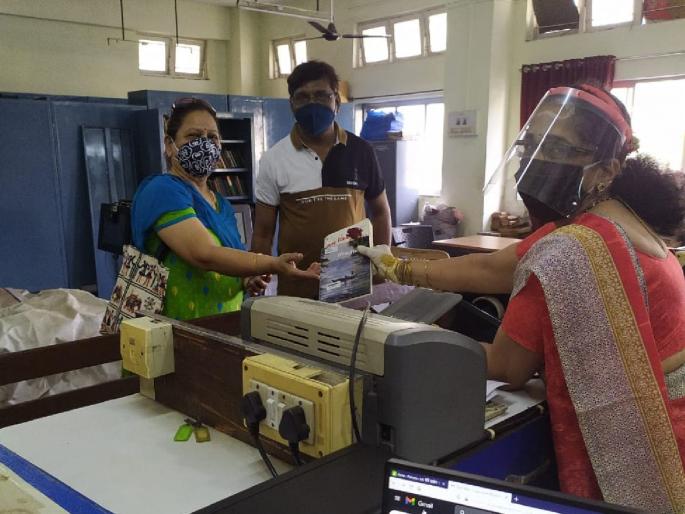 Welcome to the library on the first day with roses; A list of 10,000 books will be available on mobile | पहिल्या दिवशी ग्रंथालयात गुलाब पुष्प देऊन स्वागत; १०,००० पुस्तकांची यादी मोबाइलवर मिळणार Welcome to the library on the first day with roses; A list of 10,000 books will be available on mobile | पहिल्या दिवशी ग्रंथालयात गुलाब पुष्प देऊन स्वागत; १०,००० पुस्तकांची यादी मोबाइलवर मिळणार