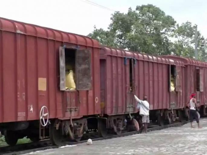 Nagpur division of Central Railway earned 457 crores from freight transportation | माल वाहतुकीतून मध्य रेल्वेच्या नागपूर विभागाने कमविले ४५७ कोटी Nagpur division of Central Railway earned 457 crores from freight transportation | माल वाहतुकीतून मध्य रेल्वेच्या नागपूर विभागाने कमविले ४५७ कोटी