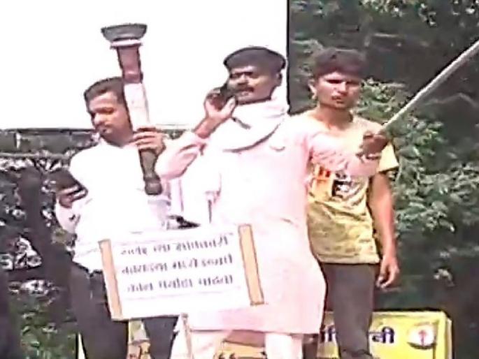 Vidarbha activists aggressive against GST on food grains; March at Devendra Fadnavis' Nagpur house | नागपुरात विदर्भवादी आक्रमक, उपमुख्यमंत्री देवेंद्र फडणवीसांच्या घराबाहेर आंदोलन Vidarbha activists aggressive against GST on food grains; March at Devendra Fadnavis' Nagpur house | नागपुरात विदर्भवादी आक्रमक, उपमुख्यमंत्री देवेंद्र फडणवीसांच्या घराबाहेर आंदोलन
