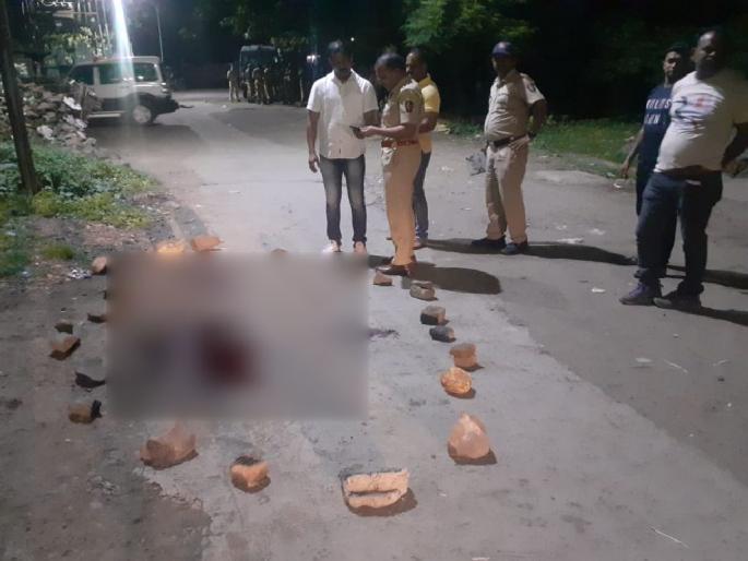 Brutally killing a woman with a sword wound on her neck | गळ्यावर तलवारीचे घाव घालून महिलेची निर्घृण हत्या, वर्ध्यातील घटनेने खळबळ Brutally killing a woman with a sword wound on her neck | गळ्यावर तलवारीचे घाव घालून महिलेची निर्घृण हत्या, वर्ध्यातील घटनेने खळबळ