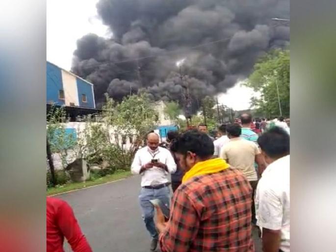 Fierce fire at Sarda thinner company in Nagpur-Hingna MIDC | नागपूर-हिंगणा एमआयडीसीत पेंटच्या कारखान्याला आग, कच्च्या-पक्क्या मालासह मशिनरी जळाल्या Fierce fire at Sarda thinner company in Nagpur-Hingna MIDC | नागपूर-हिंगणा एमआयडीसीत पेंटच्या कारखान्याला आग, कच्च्या-पक्क्या मालासह मशिनरी जळाल्या