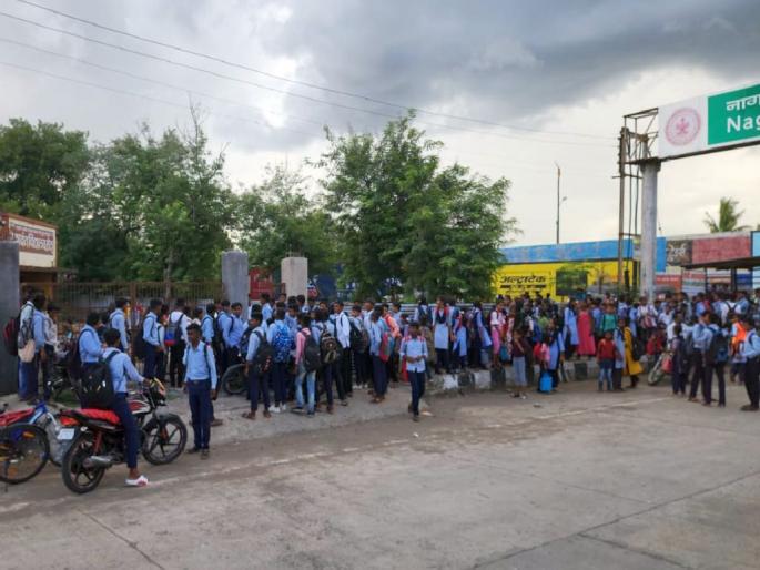 mess in two students groups, sharp weapons raised to kill | विद्यार्थ्यांच्या दोन गटात राडा, मारण्यासाठी उगारले धारदार शस्त्र mess in two students groups, sharp weapons raised to kill | विद्यार्थ्यांच्या दोन गटात राडा, मारण्यासाठी उगारले धारदार शस्त्र