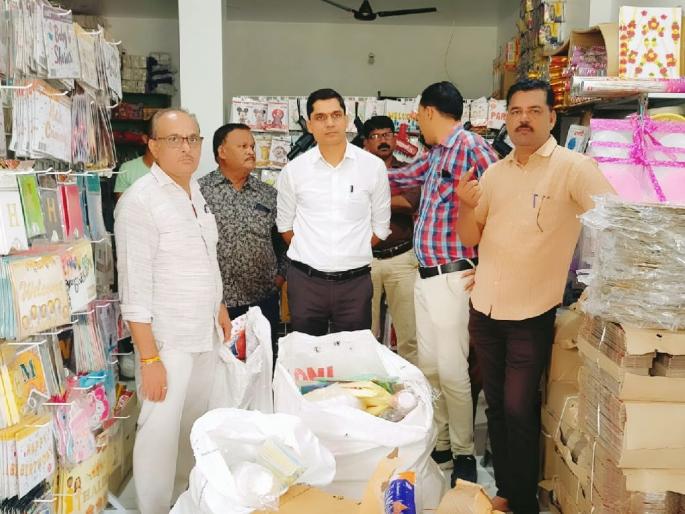 4.52 tonnes of prohibited plastic seized from Hinganghat and Wardhe | हिंगणघाट अन् वर्धेतून ४.५२ टन प्रतिबंधित प्लॉस्टिक जप्त 4.52 tonnes of prohibited plastic seized from Hinganghat and Wardhe | हिंगणघाट अन् वर्धेतून ४.५२ टन प्रतिबंधित प्लॉस्टिक जप्त