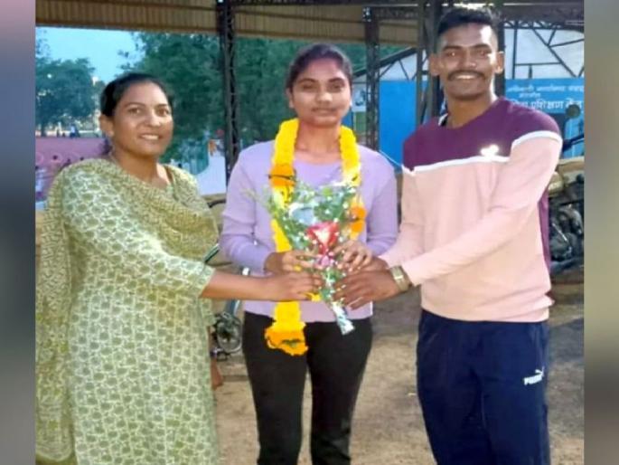 A farm labourer's daughter became a police officer by cracking mpsc exam | एमपीएससीचा गड केला सर, शेतमजुराची लेक बनली पोलिस अधिकारी A farm labourer's daughter became a police officer by cracking mpsc exam | एमपीएससीचा गड केला सर, शेतमजुराची लेक बनली पोलिस अधिकारी