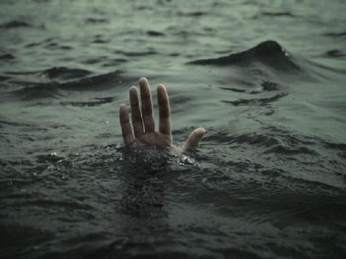 Businessman dies due to vertigo while swimming in swimming tank | स्विमिंग टँकमध्ये पोहताना चक्कर येऊन बुडाल्याने व्यापाऱ्याचा मृत्यू Businessman dies due to vertigo while swimming in swimming tank | स्विमिंग टँकमध्ये पोहताना चक्कर येऊन बुडाल्याने व्यापाऱ्याचा मृत्यू