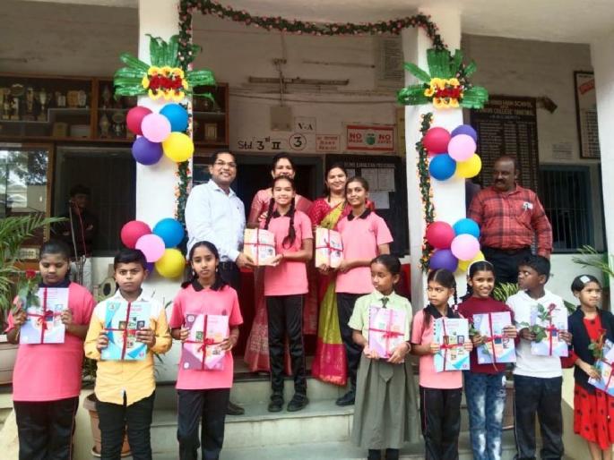 First Day of School : district schools were filled with the crowd of boys and the enthusiasm of the teachers | एकादशीला तयारी अन् द्वादशीला वारी; कुठे बैलबंडीवर वरात, तर कुठे डीजे लावून चिमुकल्यांची मिरवणूक First Day of School : district schools were filled with the crowd of boys and the enthusiasm of the teachers | एकादशीला तयारी अन् द्वादशीला वारी; कुठे बैलबंडीवर वरात, तर कुठे डीजे लावून चिमुकल्यांची मिरवणूक