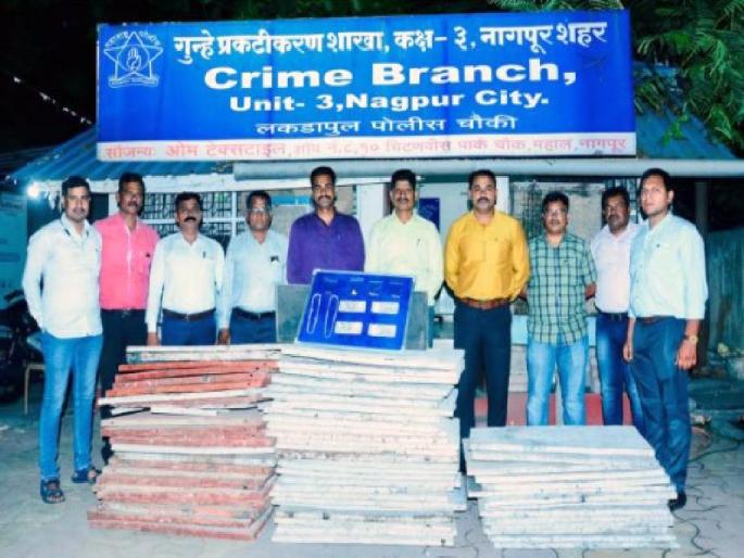 The crime branch arrested the inn thieves who 'targeted' the iron rafts | लोखंडी तराफे ‘टार्गेट’ करणाऱ्या सराईत चोरट्यांना गुन्हे शाखेकडून अटक The crime branch arrested the inn thieves who 'targeted' the iron rafts | लोखंडी तराफे ‘टार्गेट’ करणाऱ्या सराईत चोरट्यांना गुन्हे शाखेकडून अटक