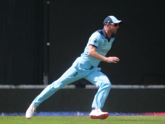 coach coming to the ground for fielding | ... असं कधी पाहिलंय का, चक्क फिल्डींग करायला मैदानात उतरले प्रशिक्षक