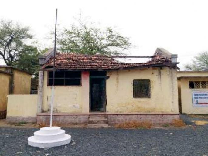 No teacher; School buildings are also dangerous; | शिक्षक नाही; शाळांच्या इमारतीही धोकादायक, शिक्षण विभाग हतबल No teacher; School buildings are also dangerous; | शिक्षक नाही; शाळांच्या इमारतीही धोकादायक, शिक्षण विभाग हतबल