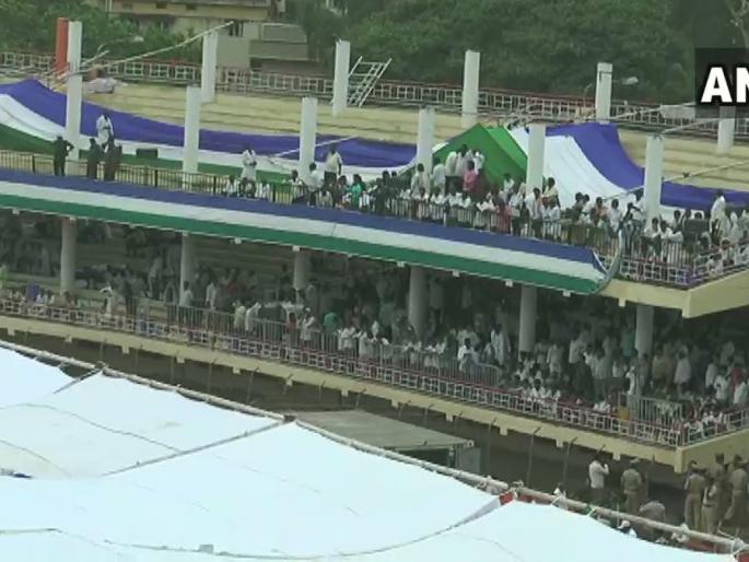 Jaganmohan Reddy's swearing-in venue in trouble, Ruined the venue | जगनमोहन रेड्डींच्या शपथविधीवर अस्मानी संकट; कार्यक्रमस्थळ उद्ध्वस्त Jaganmohan Reddy's swearing-in venue in trouble, Ruined the venue | जगनमोहन रेड्डींच्या शपथविधीवर अस्मानी संकट; कार्यक्रमस्थळ उद्ध्वस्त