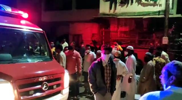 explosion of a domestic gas cylinder, eight burned; The injured are being treated at the hospital | घरगुती गॅस सिलेंडरचा स्फोट, आठ जण भाजले; जखमींवर रुग्णालयात उपचार सुरू explosion of a domestic gas cylinder, eight burned; The injured are being treated at the hospital | घरगुती गॅस सिलेंडरचा स्फोट, आठ जण भाजले; जखमींवर रुग्णालयात उपचार सुरू