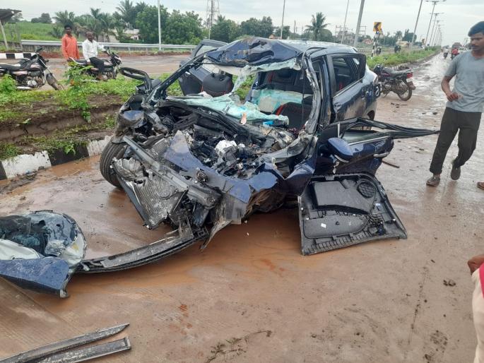 Truck and four wheeler accident at Begumpur; One killed, two injured in Solapur | बेगमपूर येथे ट्रक अन् चारचाकीचा अपघात; सोलापुरातील एकाचा मृत्यू, दोघे जखमी Truck and four wheeler accident at Begumpur; One killed, two injured in Solapur | बेगमपूर येथे ट्रक अन् चारचाकीचा अपघात; सोलापुरातील एकाचा मृत्यू, दोघे जखमी