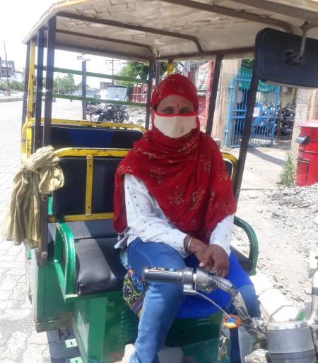 Durga came on the road with an e-rickshaw for her family | कुटुंबासाठी ई-रिक्षा घेऊन रस्त्यावर आली दुर्गा