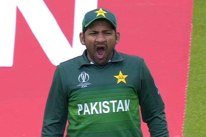 India Vs Pakistan, Latest News: Sarfaraz Ahmad Troll due to relaxation in the field | India Vs Pakistan, Latest News: मैदानात आळस दिल्यामुळे सर्फराझ अहमद होतोय ट्रोल