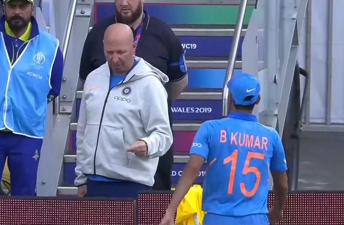 India vs Pakistan, Latest News: India's Bhuvneshwar Kumar injured | India Vs Pakistan, Latest News: भारताला मोठा धक्का; भुवनेश्वर कुमारला दुखापत