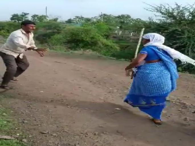 Illegal liquor seller beaten by The Dabang women sarpanch | 'दबंग' महिला सरपंचाची कौतुकास्पद कामगिरी, अवैध दारु विक्री करणाऱ्याला अद्दल घडविली Illegal liquor seller beaten by The Dabang women sarpanch | 'दबंग' महिला सरपंचाची कौतुकास्पद कामगिरी, अवैध दारु विक्री करणाऱ्याला अद्दल घडविली