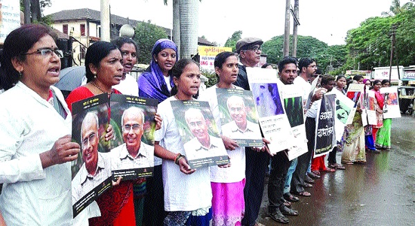 We all Dabholkar ...! Narendra Dabholkar's Memorial Day: Anis, Kranti Greetings by Transformational Coordination Committee | आम्ही सारे दाभोलकर...! नरेंद्र दाभोलकरांचा स्मृतिदिन : अंनिस, परिवर्तनवादी समन्वय समितीतर्फे कृतिशील अभिवादन We all Dabholkar ...! Narendra Dabholkar's Memorial Day: Anis, Kranti Greetings by Transformational Coordination Committee | आम्ही सारे दाभोलकर...! नरेंद्र दाभोलकरांचा स्मृतिदिन : अंनिस, परिवर्तनवादी समन्वय समितीतर्फे कृतिशील अभिवादन