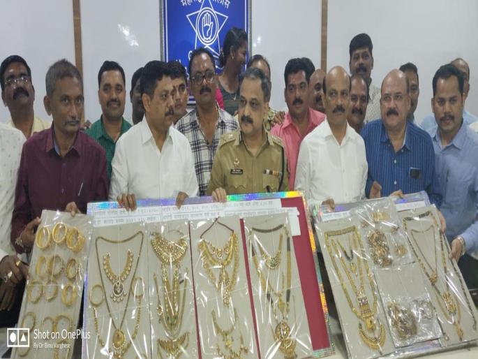 Dacoity in a builder's bungalow on the point of a pistol and looted jewelry worth crores | बंदुकीचा धाक दाखवून बांधकाम व्यावसायिकाच्या बंगल्यात टाकला दरोडा; कोटींचे दागिने लुटले Dacoity in a builder's bungalow on the point of a pistol and looted jewelry worth crores | बंदुकीचा धाक दाखवून बांधकाम व्यावसायिकाच्या बंगल्यात टाकला दरोडा; कोटींचे दागिने लुटले