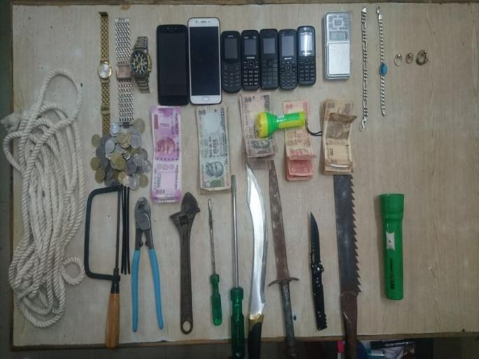 Four of Mumbai's preparations for the dacoity were arrested in Bhusaval | दरोड्याच्या तयारी असलेल्या मुंबईच्या चार जणांना भुसावळात अटक Four of Mumbai's preparations for the dacoity were arrested in Bhusaval | दरोड्याच्या तयारी असलेल्या मुंबईच्या चार जणांना भुसावळात अटक