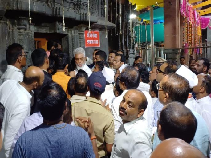 Agriculture Minister's Dada Bhuse and MLA's struggle to enter Vitthal temple during Govt Puja, Pandharpur | आमदारांना अडवलं.. मंत्रीही बाहेरच; पहाटेच्या पूजेवेळी मानापमान नाट्य, मंदिराबाहेर धक्काबुक्की Agriculture Minister's Dada Bhuse and MLA's struggle to enter Vitthal temple during Govt Puja, Pandharpur | आमदारांना अडवलं.. मंत्रीही बाहेरच; पहाटेच्या पूजेवेळी मानापमान नाट्य, मंदिराबाहेर धक्काबुक्की