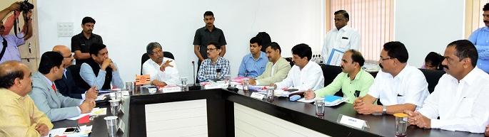 Enter half the fee, otherwise give permission, do criminal: Chandrakant Patil's reprimand | निम्म्या शुल्कात प्रवेश द्या, अन्यथा परवानगी काढू , फौजदारी करु: चंद्रकांत पाटील यांची तंबी Enter half the fee, otherwise give permission, do criminal: Chandrakant Patil's reprimand | निम्म्या शुल्कात प्रवेश द्या, अन्यथा परवानगी काढू , फौजदारी करु: चंद्रकांत पाटील यांची तंबी