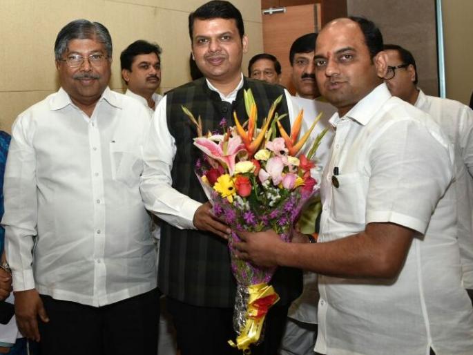 Naming of Kolhapur Airport 'Chhatrapati Rajaram Maharaj'; Decision in Cabinet meeting; Demand for many years; Shout at Kolhapur | कोल्हापूर विमानतळाचे ‘छत्रपती राजाराम महाराज’ असे नामकरण, मंत्रिमंडळ बैठकीत निर्णय; अनेक वर्षांची मागणी पूर्ण; कोल्हापुरात जल्लोष Naming of Kolhapur Airport 'Chhatrapati Rajaram Maharaj'; Decision in Cabinet meeting; Demand for many years; Shout at Kolhapur | कोल्हापूर विमानतळाचे ‘छत्रपती राजाराम महाराज’ असे नामकरण, मंत्रिमंडळ बैठकीत निर्णय; अनेक वर्षांची मागणी पूर्ण; कोल्हापुरात जल्लोष