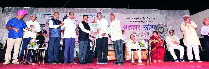 Members should work with 'Vision': Chandrakant Dada Patil - Felicitated candidates of Vikas Morcha of Shivaji University | सदस्यांनी ‘व्हिजन’ ठेवून काम करावे : चंद्रकांतदादा पाटील-- शिवाजी विद्यापीठात विकास आघाडीच्या विजयी उमेदवारांचा सत्कार Members should work with 'Vision': Chandrakant Dada Patil - Felicitated candidates of Vikas Morcha of Shivaji University | सदस्यांनी ‘व्हिजन’ ठेवून काम करावे : चंद्रकांतदादा पाटील-- शिवाजी विद्यापीठात विकास आघाडीच्या विजयी उमेदवारांचा सत्कार