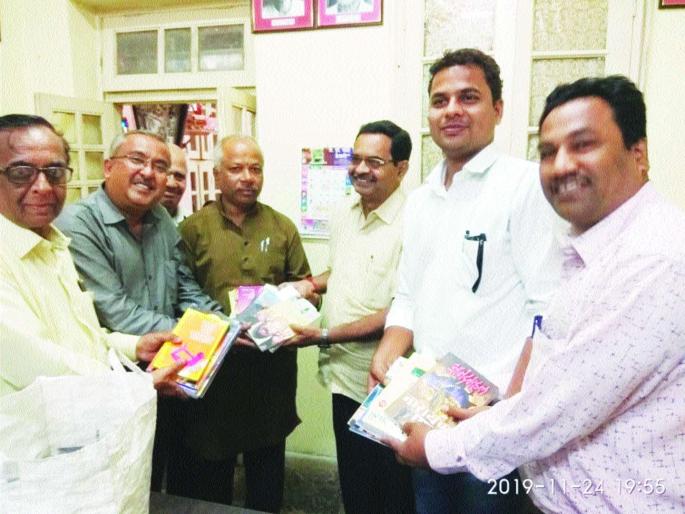 Donated books in ten years | दहा वर्षांमध्ये ३० लाखांची पुस्तके केली दान Donated books in ten years | दहा वर्षांमध्ये ३० लाखांची पुस्तके केली दान
