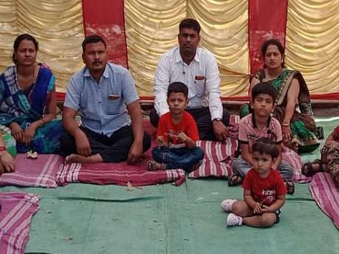professor Fast with family members | प्राध्यापकाचे कुटुंबीयासह बेमुदत उपोषण