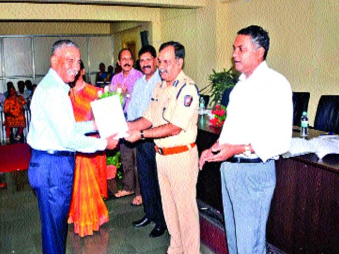 Take identity parade of stolen jewelery, information of Additional Director General | चोरीच्या दागिन्यांचीही ओळख परेड घ्या, अपर पोलीस महासंचालकांची सूचना Take identity parade of stolen jewelery, information of Additional Director General | चोरीच्या दागिन्यांचीही ओळख परेड घ्या, अपर पोलीस महासंचालकांची सूचना