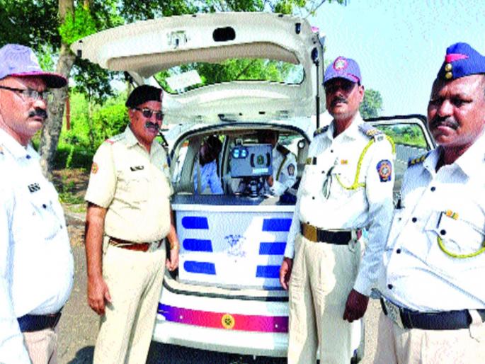 To prevent accidents, the police will have an intceptor vehicle | अपघात रोखण्यासाठी पोलिसांकडे इंटसेप्टर वाहन, ३०० मीटरपर्यंतचा वेग मोजला जाणार To prevent accidents, the police will have an intceptor vehicle | अपघात रोखण्यासाठी पोलिसांकडे इंटसेप्टर वाहन, ३०० मीटरपर्यंतचा वेग मोजला जाणार