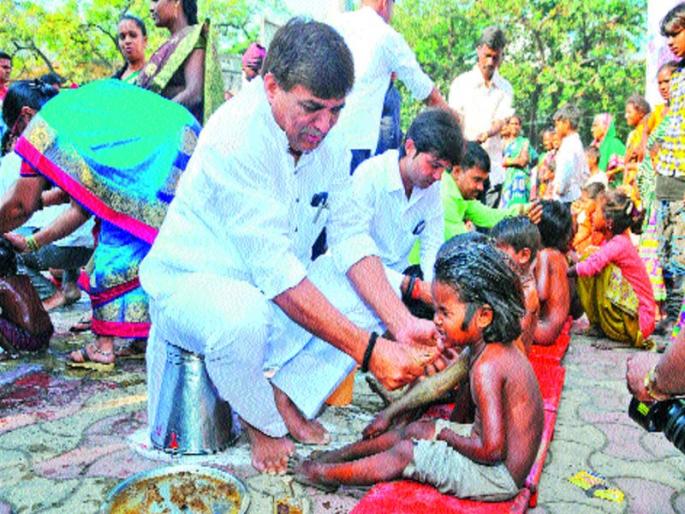 The children on the street have been enjoying the bath | रस्त्यावरील मुलांना अभ्यंगस्नानाचा आनंद , सुवासिक तेल-उटणे लावून केले औक्षण The children on the street have been enjoying the bath | रस्त्यावरील मुलांना अभ्यंगस्नानाचा आनंद , सुवासिक तेल-उटणे लावून केले औक्षण
