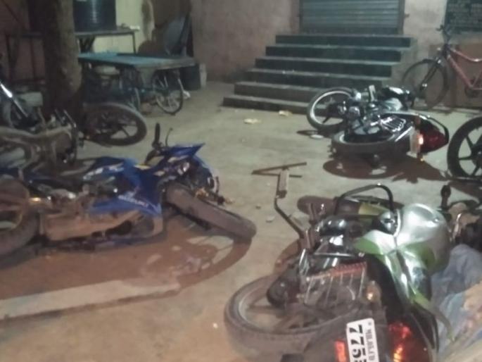 Murder in Ulhasnagar | ऐन दिवाळीत उल्हासनगरमध्ये तरुणाचा खून, गुंडांचा धुमाकूळ, घर, वाहनांची मोडतोड Murder in Ulhasnagar | ऐन दिवाळीत उल्हासनगरमध्ये तरुणाचा खून, गुंडांचा धुमाकूळ, घर, वाहनांची मोडतोड