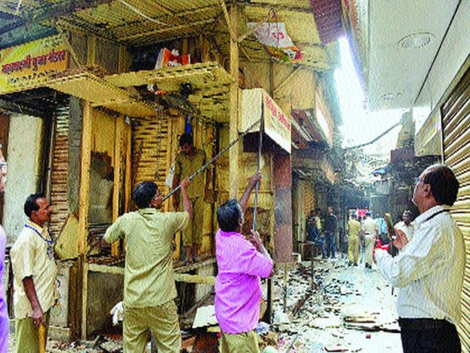 Touched the 55-odd barriers to breaking the rules, broke the illegal construction in 9 13 places, Mumbai Municipal Corporation's action started | नियम मोडणा-या ५५ हॉटेलांना टाळे, ९१३ ठिकाणी बेकायदा बांधकाम तोडले, मुंबई महापालिकेची कारवाई सुरूच Touched the 55-odd barriers to breaking the rules, broke the illegal construction in 9 13 places, Mumbai Municipal Corporation's action started | नियम मोडणा-या ५५ हॉटेलांना टाळे, ९१३ ठिकाणी बेकायदा बांधकाम तोडले, मुंबई महापालिकेची कारवाई सुरूच