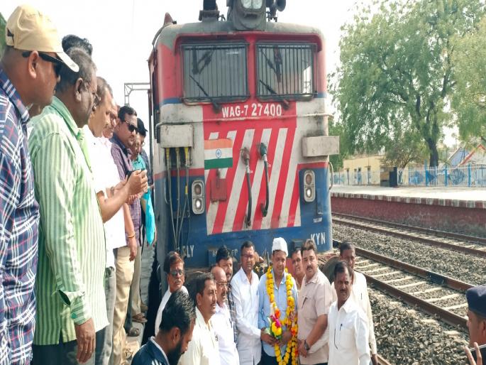 Dadar-Satara Railway welcomed by passenger association | प्रवासी संघटनेकडून पेढे वाटून दादर-सातारा रेल्वेचे स्वागत Dadar-Satara Railway welcomed by passenger association | प्रवासी संघटनेकडून पेढे वाटून दादर-सातारा रेल्वेचे स्वागत