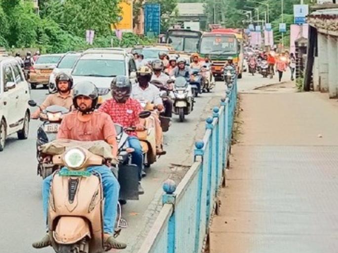 New bottleneck traffic problem in Dadar narrow section of Lokmanya Tilak Bridge on railway tracks | दादरमध्ये नव्या 'बॉटलनेक'चे विघ्न, लोकमान्य टिळक पुलाचा रेल्वे रुळांवरील भाग अरुंद! New bottleneck traffic problem in Dadar narrow section of Lokmanya Tilak Bridge on railway tracks | दादरमध्ये नव्या 'बॉटलनेक'चे विघ्न, लोकमान्य टिळक पुलाचा रेल्वे रुळांवरील भाग अरुंद!