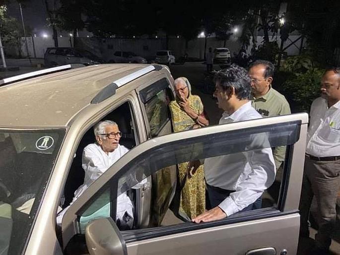 When the Collector rajendra bhosale comes to the car to hear the problem of old age ... | वृद्धाची समस्या ऐकण्यासाठी जिल्हाधिकारीच गाडीपर्यंत येतात तेव्हा... When the Collector rajendra bhosale comes to the car to hear the problem of old age ... | वृद्धाची समस्या ऐकण्यासाठी जिल्हाधिकारीच गाडीपर्यंत येतात तेव्हा...
