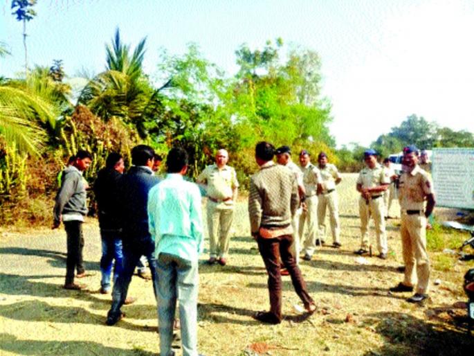 Turn down the Reliance Gas Chamber, refuse to let the angry farmers lock | रिलायन्स गॅस चेंबरला ठोकले टाळे, संतप्त शेतकऱ्यांचा कुलूप काढण्यास नकार Turn down the Reliance Gas Chamber, refuse to let the angry farmers lock | रिलायन्स गॅस चेंबरला ठोकले टाळे, संतप्त शेतकऱ्यांचा कुलूप काढण्यास नकार