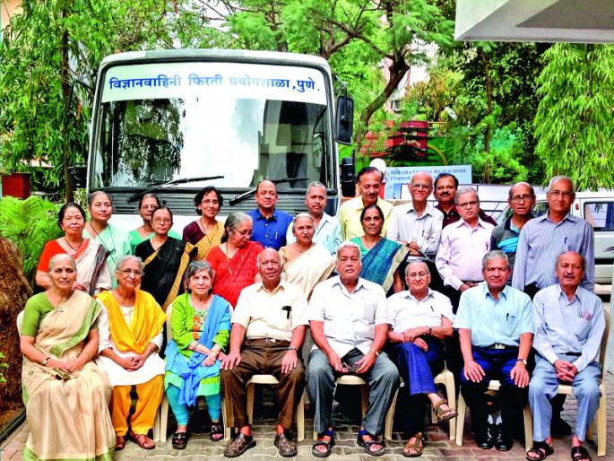 The science fiction work started by the senior citizens | गौरवगाथा... ज्येष्ठांनी सुरु केलेल्या विज्ञानप्रसाराच्या '' पंचविशी '' ची  The science fiction work started by the senior citizens | गौरवगाथा... ज्येष्ठांनी सुरु केलेल्या विज्ञानप्रसाराच्या '' पंचविशी '' ची