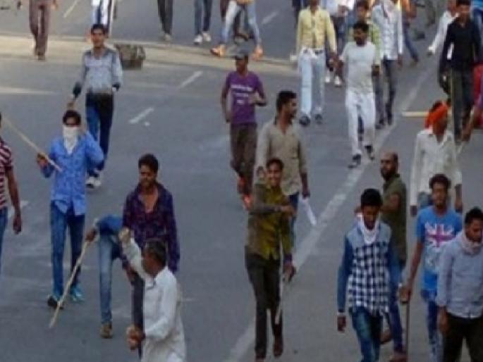 During the immersion procession of Goddess Durga in Karad, there is smoke in circles, stormy stone pelting; Crime against 25 persons | कऱ्हाडात दुर्गादेवी मूर्ती विसर्जन मिरवणुकीत मंडळांमध्ये धुमश्चक्री, तुफान दगडफेक; २५ जणांवर गुन्हा During the immersion procession of Goddess Durga in Karad, there is smoke in circles, stormy stone pelting; Crime against 25 persons | कऱ्हाडात दुर्गादेवी मूर्ती विसर्जन मिरवणुकीत मंडळांमध्ये धुमश्चक्री, तुफान दगडफेक; २५ जणांवर गुन्हा