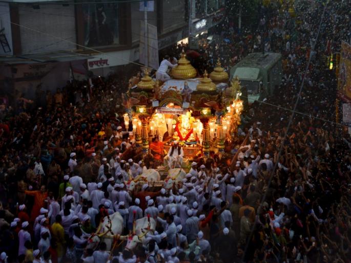 Dagdusheth' Immersion of Lord Ganesha at Chaleshwar Ghat; Bappa left for 'Gavi' in Pune | दगडूशेठ' गणपतीचे चाळेश्वर घाट येथे विसर्जन; पुण्यात बाप्पा 'गावी' निघाले Dagdusheth' Immersion of Lord Ganesha at Chaleshwar Ghat; Bappa left for 'Gavi' in Pune | दगडूशेठ' गणपतीचे चाळेश्वर घाट येथे विसर्जन; पुण्यात बाप्पा 'गावी' निघाले