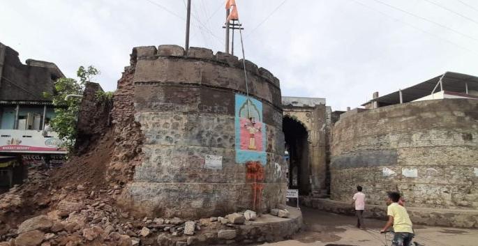 Amalner's historic stone door will be rebuilt | अमळनेरातील ऐतिहासिक दगडी दरवाजाची होणार पुनर्बांधणी Amalner's historic stone door will be rebuilt | अमळनेरातील ऐतिहासिक दगडी दरवाजाची होणार पुनर्बांधणी