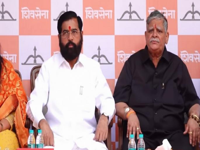 major blow to Uddhav Thackeray in Mumbai Senior leader Dagdu Sakpal publicly joins Shinde Shiv Sena | निवडणुकीच्या तोंडावर ठाकरेंना मोठा धक्का! दगडू सकपाळ यांचा शिंदेंच्या शिवसेनेत जाहीर प्रवेश major blow to Uddhav Thackeray in Mumbai Senior leader Dagdu Sakpal publicly joins Shinde Shiv Sena | निवडणुकीच्या तोंडावर ठाकरेंना मोठा धक्का! दगडू सकपाळ यांचा शिंदेंच्या शिवसेनेत जाहीर प्रवेश