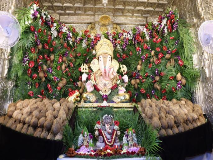 Great offering of 1100 coconuts to Bappa of shrimant dagdusheth ganpati | श्रीमंत दगडूशेठच्या बाप्पाला तब्बल ११०० नारळांचा महानैवेद्य Great offering of 1100 coconuts to Bappa of shrimant dagdusheth ganpati | श्रीमंत दगडूशेठच्या बाप्पाला तब्बल ११०० नारळांचा महानैवेद्य